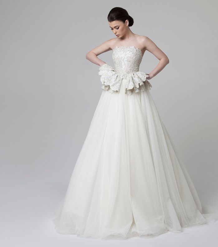 موضة البيبلوم وتنورة التول في أجمل الفساتين 