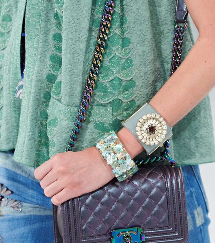 من CHANEL، اليك موضة ارتداء أكثر من سوار في الإطلالة الواحدة
