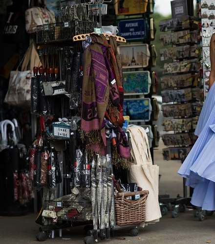 فستان بموضة التنورة المثنية وبالقصة غير المتساوية في شوارع باريس خلال اليوم الثالث من اسبوع الازياء الراقية