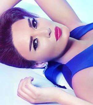 إطلالة أنثوية جذابة بالشفاه المركّزة والحاجبين الكثيفين