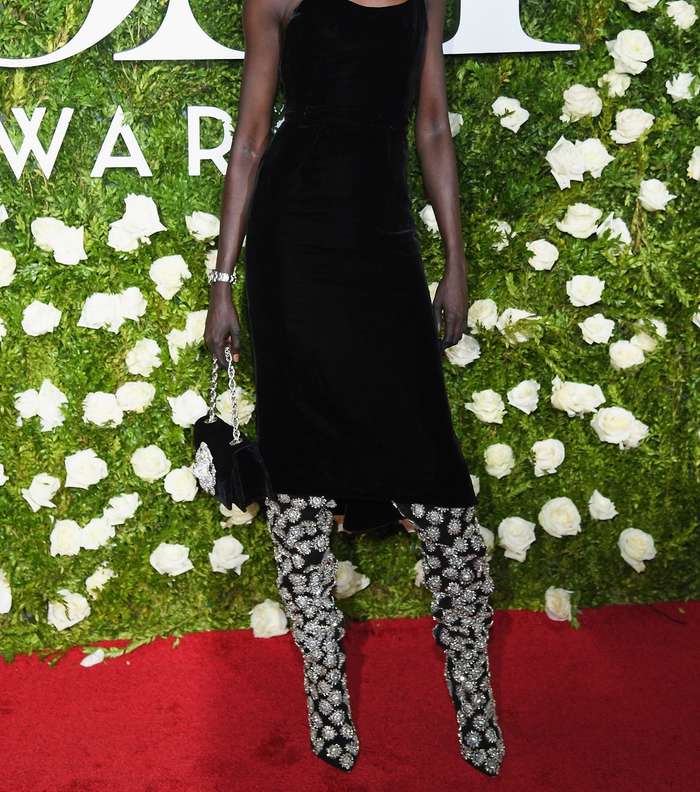 Alek Wek بفستان متوسط الطول مع حذاء طويل الساق من الترتر من اوسكار دي لا رانتا