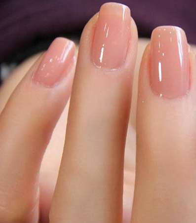 تجميل اليدين بطلاء الاظافر بالصور