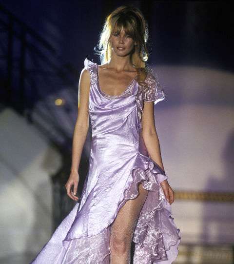 اطلالة كلوديا شيفير في عرض فيرساتشي سنة 1994