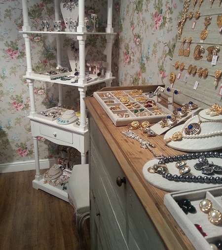 إليك أحدث مجموعة أكسسوارات من LeiVanKash 