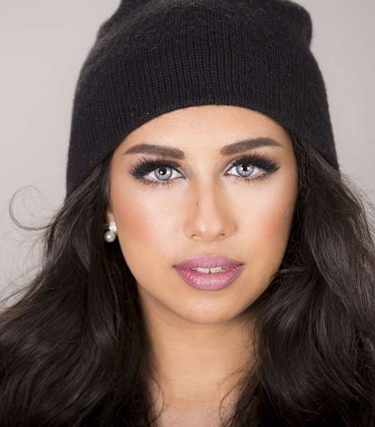 اعتمدي الألوان الترابية وتألقي بمكياج حنان النجادة