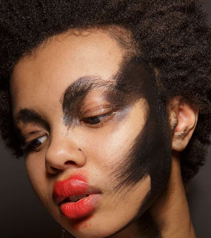 تلطيخ الألوان على وجه Vivienne Westwood
