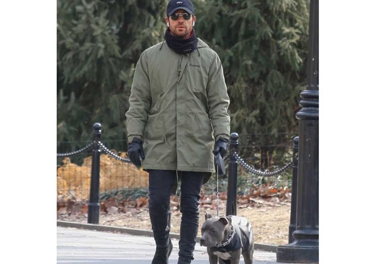 صور لجاستن وهو يتجول مع كلبه في نيويورك بمفرده