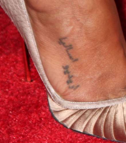 وشم Zoey Saldana باللغة العربيّة