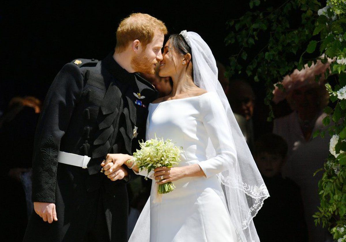 العروسان: زوجاً وزوجة وقبلة على الشفاه