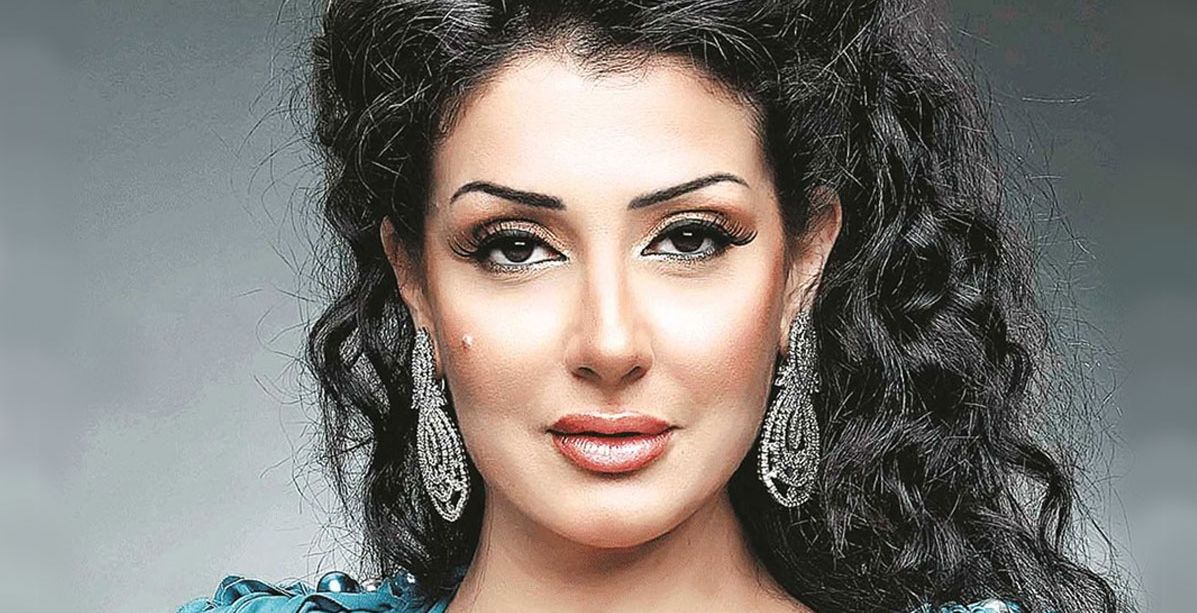 غادة عبد الرازق في صورة نادرة من عمر ال20... شاهدي كم غيرتها العمليات!