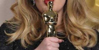 فيلم وثائقي عن حياة أديل يشعل المنافسة بين شبكات التلفزيون