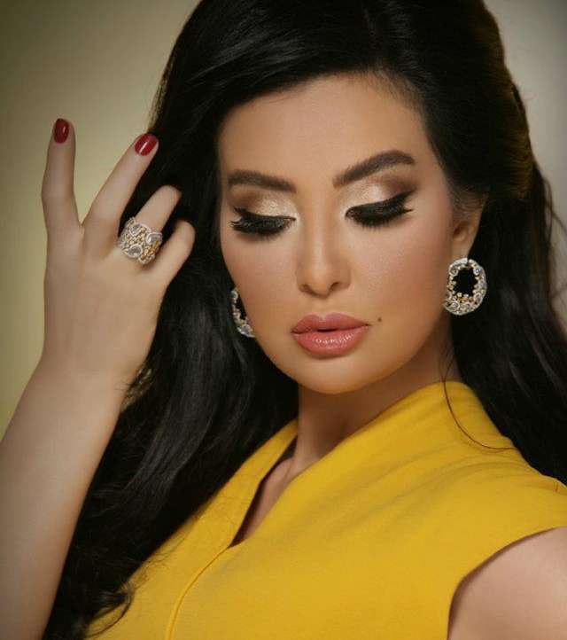 تألقي كميساء مغربي بالمكياج البرونزي