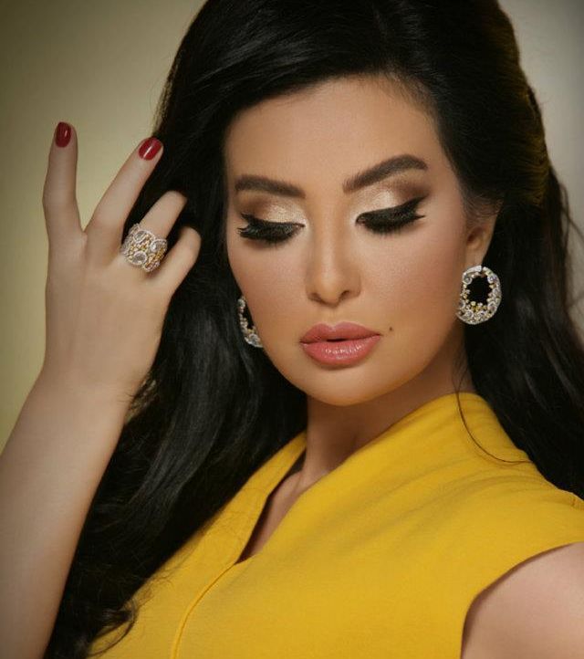 تألقي كميساء مغربي بالمكياج البرونزي