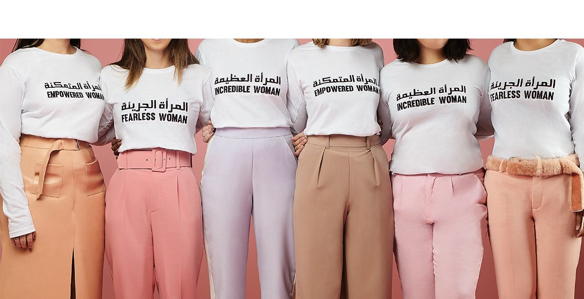 تصاميم بشعارات تدعم المراة الاماراتية