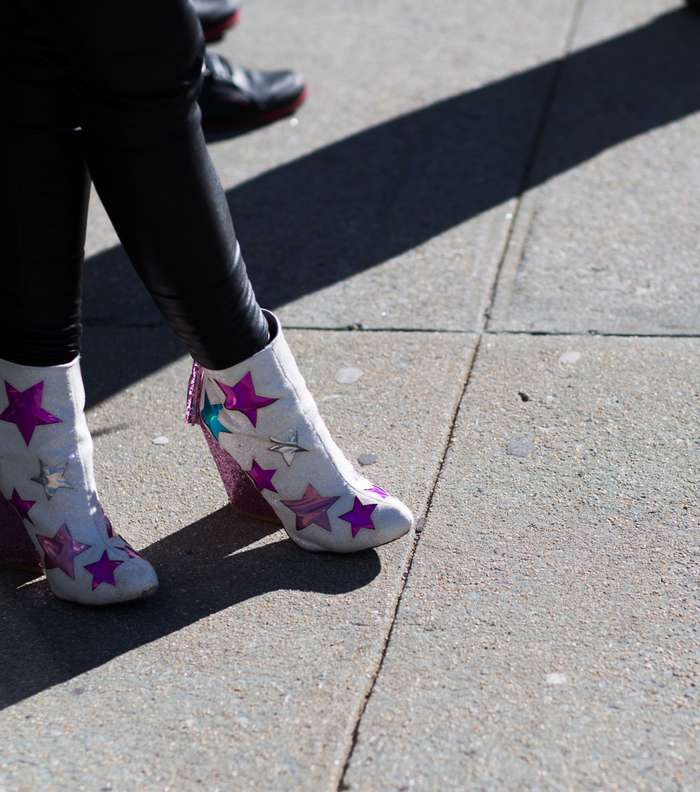حذاء الكاحل الفضي المطبع برسومات النجوم من اليوم الاخير من اسبوع الموضة النيويوركي لشتاء 2017