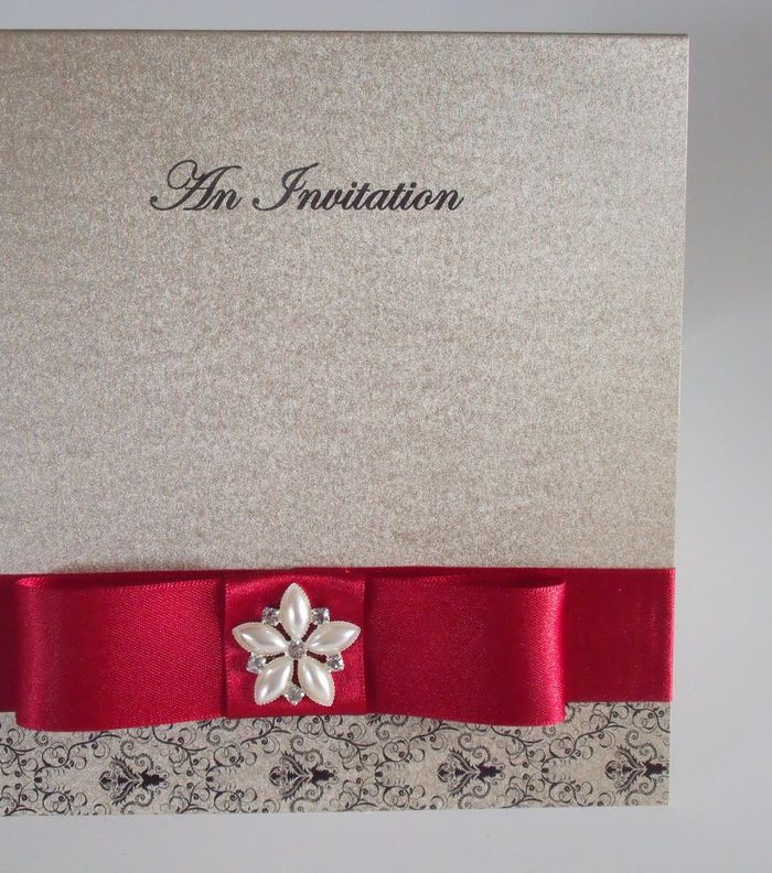 البطاقة البيضاء مع الشريط الفوشيا