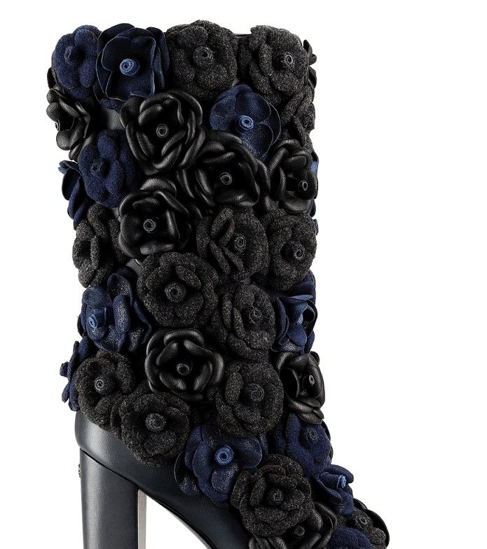 من مجموعة METIERS D'ART PARIS EDIMBOURG، إليكِ هذه الأحذية من Chanel