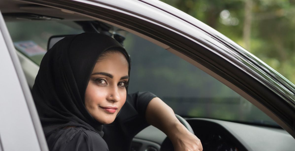 أول معرض سيارات للنساء فقط في السعودية