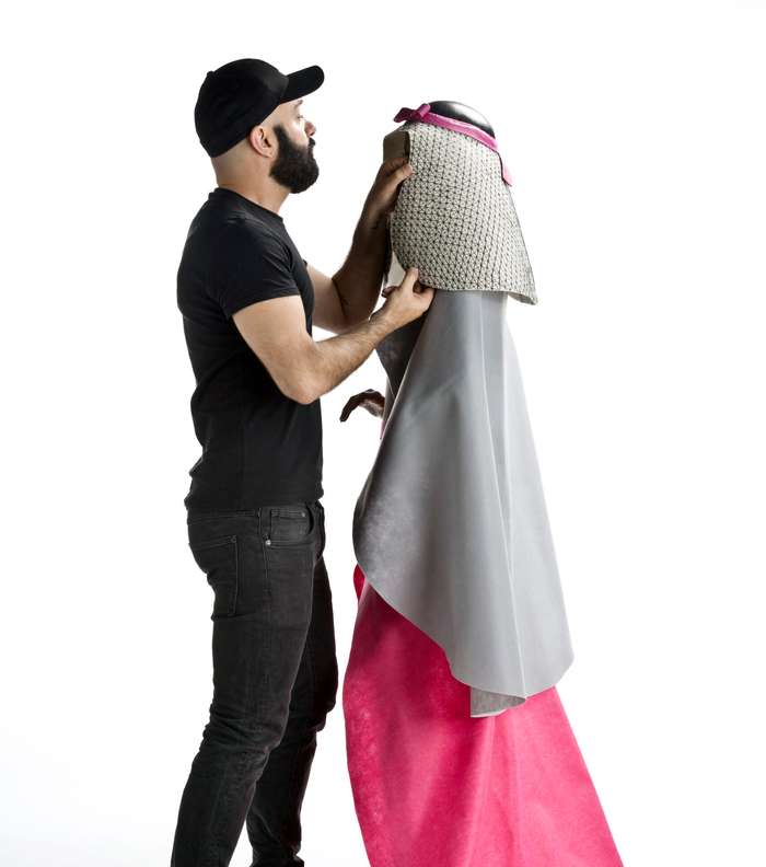 المصمم اسعد عواد خلال تصميمه اكسسوارات لدار بلانسياغا