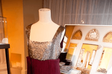 فستان المصمّمة دينا جسر ريعاً لجمعيّة LIFE الخيريّة