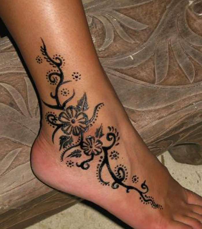 تألقي بنقش حناء ناعم وخفيف لإطلالة مميزة