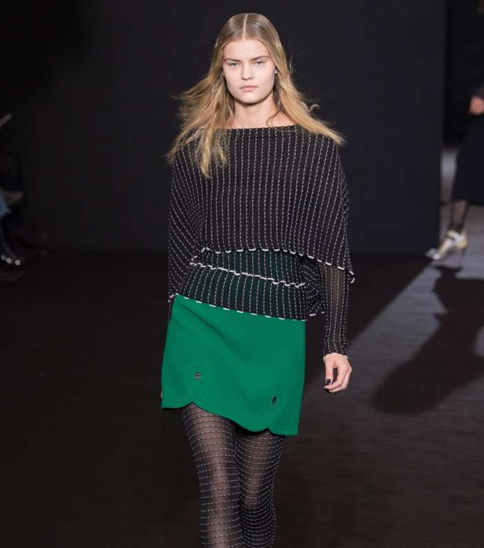 موضة الجوارب المزينة بالمسامير مع التنورة القصيرة الملونة والتوب باقمشة الجوارب من roland Mouret لشتاء 2017
