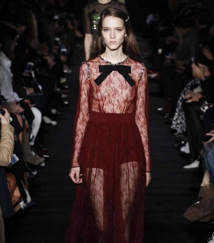 فستان الدانتيل الشفاف من No.21 لشتاء 2018