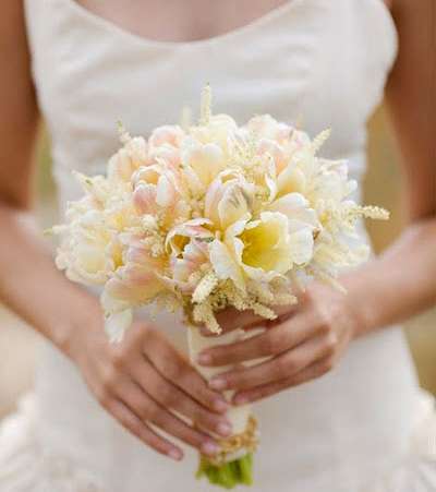 باقة توليب عاجيّة اللون 