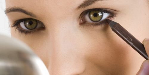 ظلال العيون الجافة والماسكارا والكحل هي أفضل مستحضرات ماكياج عينيك 