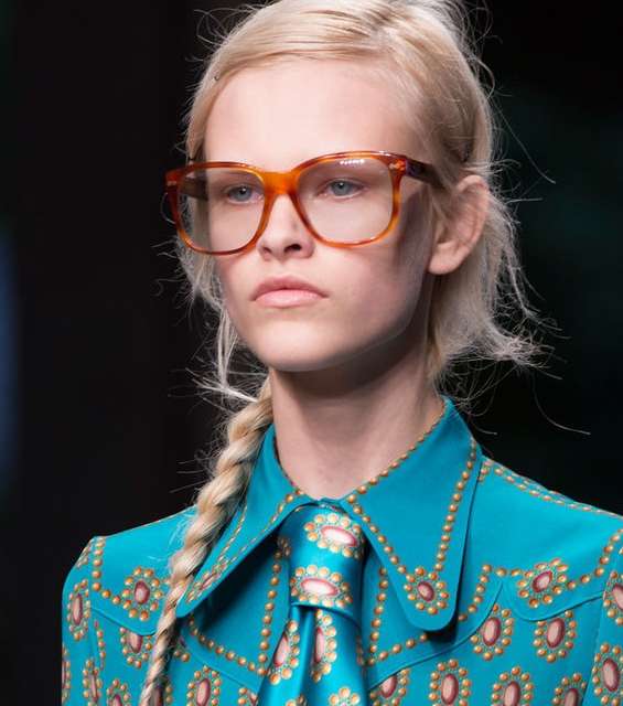 الضفيرة والماكياج الناعم مع Gucci