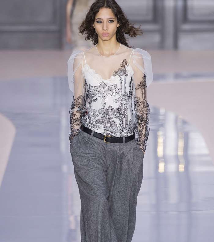 السروال التويدي الواسع مع قميص الدانتيل الشفاف من كلوي لشتاء 2018