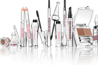 رسمة حاجبيك ساحرة على اختلافها مع Benefit
