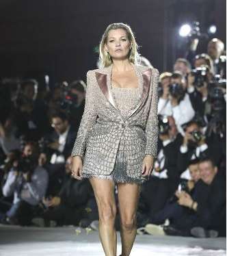 كيت موس بفستان مع سترة رسمية ميتاليكية من فيرساتشي في عرض ازياء Fashion for relief في مهرجان كان 2017