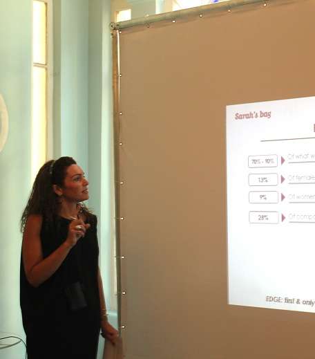 سارة بيضون تلقي كلمتها