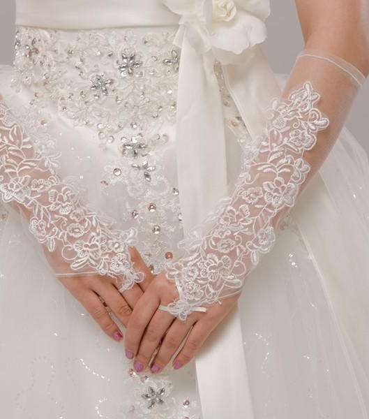 تشابه قماش القفازات وثوب الزفاف 