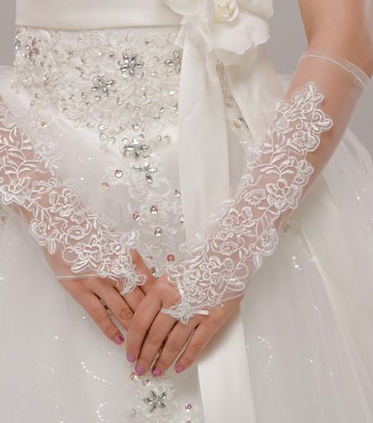 تشابه قماش القفازات وثوب الزفاف 