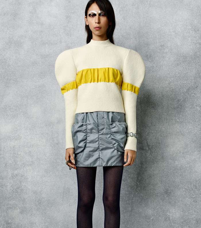 موضة الكنزة بقصة الاكمام المنفوخة على الكتاف من JW Anderson