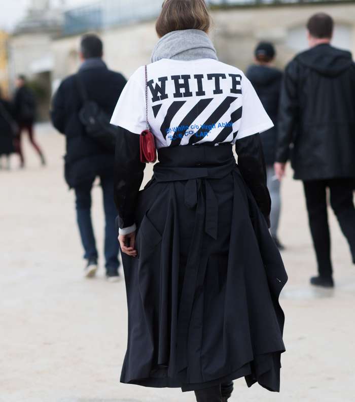 موضة الكنزة المطبع بالكلمات والأشكال في شوارع باريس في اليوم الثالث من أسبوع الموضة
