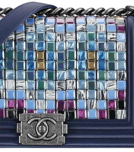 من اجمل شنط شتاء 2016، حقيبة CHANEL البوي المطبعة بالمرايا الملونة