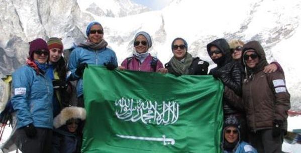 السعودية الأولى رها محرّك تصل الى قمّة Everest 