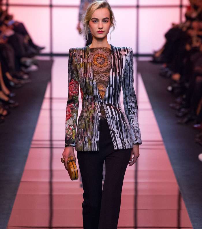 السروال الرسمي مع السترة الرسمية المطبعة والضيقة على الخصر من Armani Prive لصيف 2017