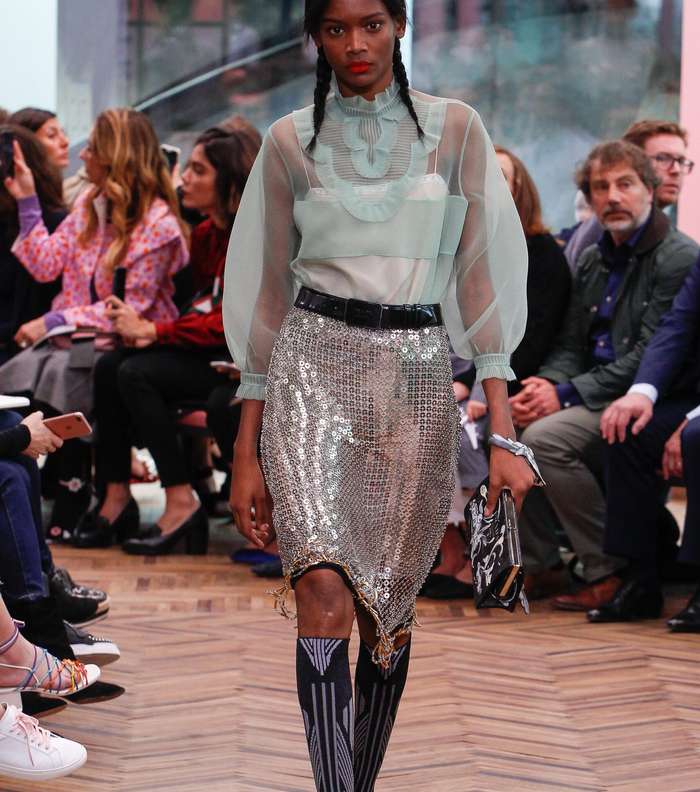 قميص التول الشفاف مع تنورة الترتر من مجموعة برادا Resort 2018