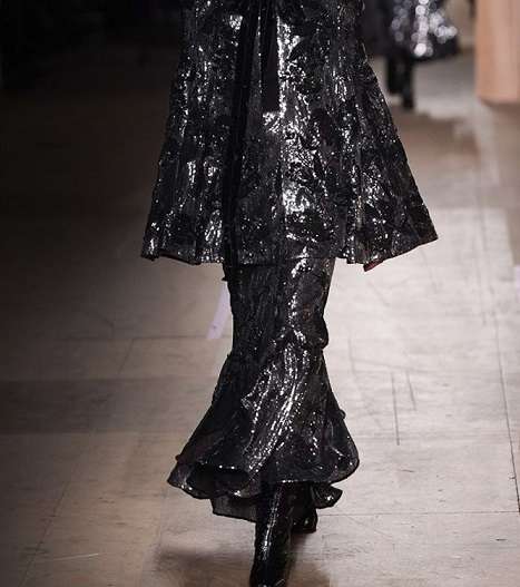 موضة فساتين الترتر مع الاكمام الواسعة والياقة المزينة بالعقدة من Erdem لشتاء 2017