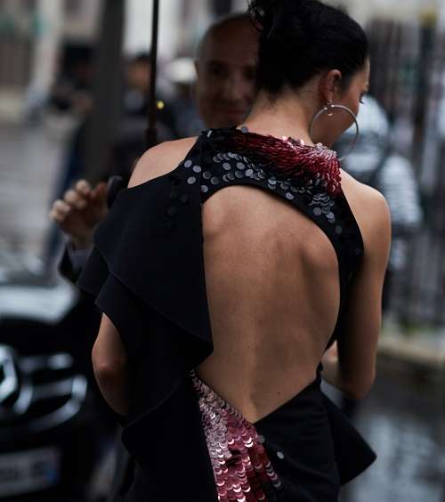 موضة الفستان المفتوح عند مستوى الظهر في شوارع باريس