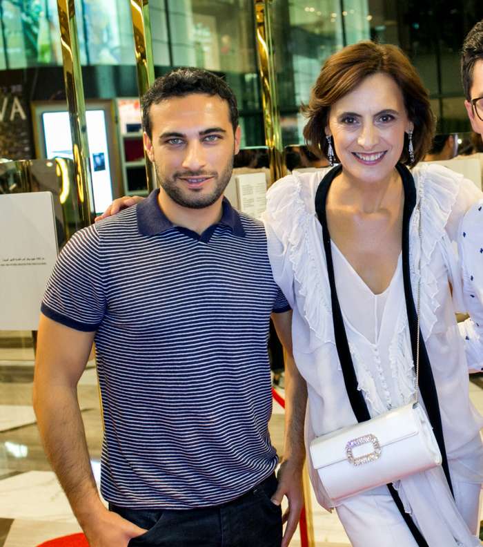 ايناس دو لا فريسانج سفيرة علامة روجيه فيفييه مع ضيوفها في معرض Icons connected في ابو ظبي