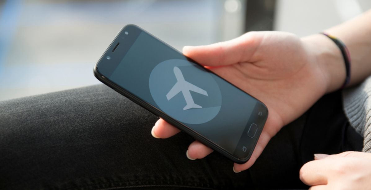 ما قد يحدث إذا لم تضعي هاتفك في وضع الطيران خلال الرحلات الجوية