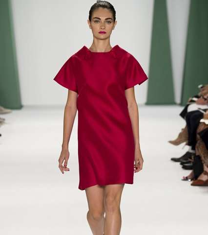 الفستان الأحمر بقماش الساتان