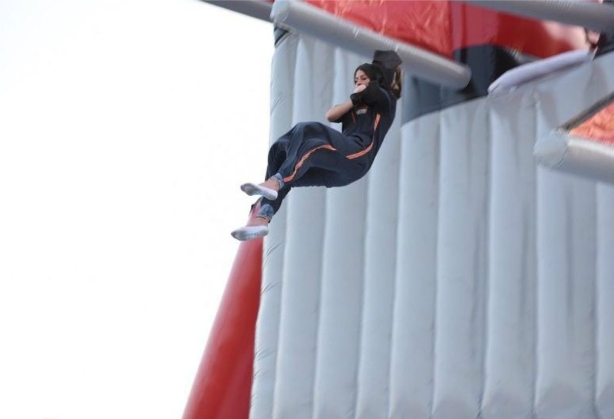 فتاة سعودية تقفز في فعاليات أكشن مانيا في الطائف