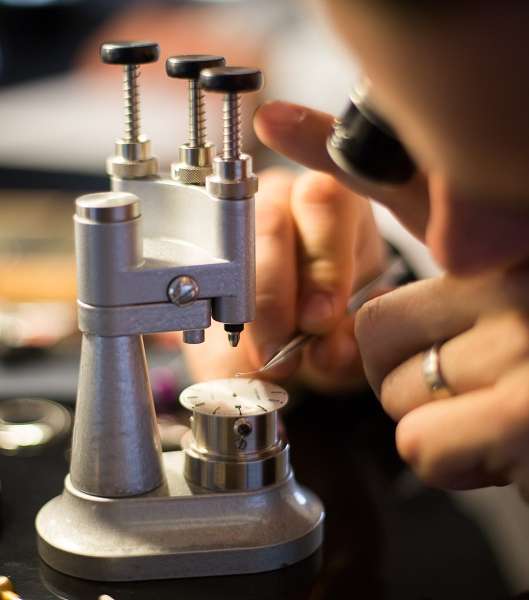 دقّة وحرفيّة صناعة ساعات Armani الحديثة