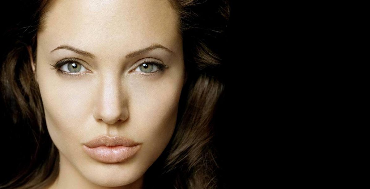 أجرت 50 جراحة تجميلية لتصبح شبيهة أنجيلينا جولي... فتحولت إلى مسخ!